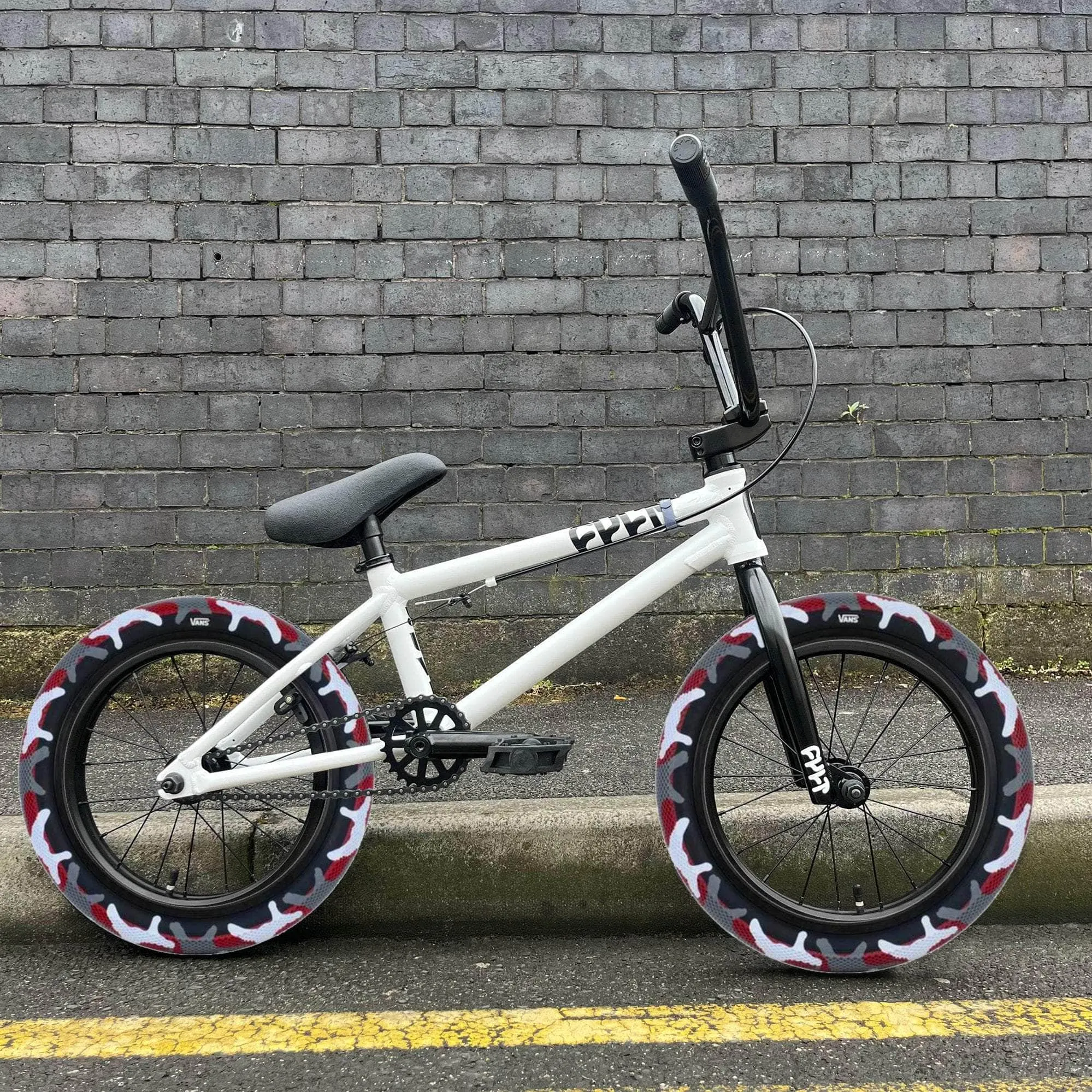 Cult 2025 Juvenile 16 Inch Bike White with Red Camo Vans Tyres
